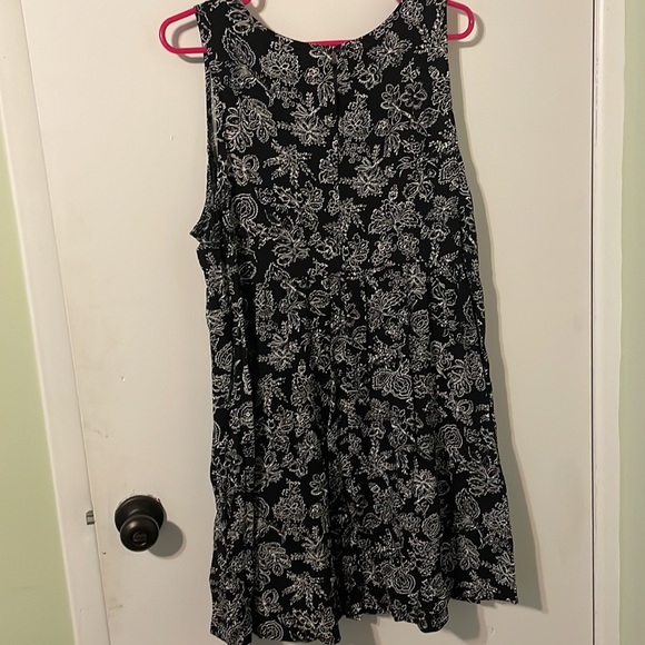 Black and White Dress - Picture 3 of 4